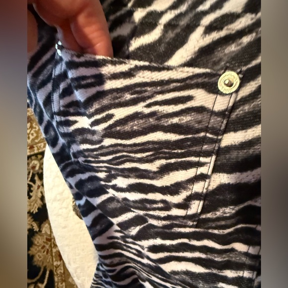 Michael Kors Black and White Patterned Leggings with pockets Stylish and Elegant - Picture 7 of 10